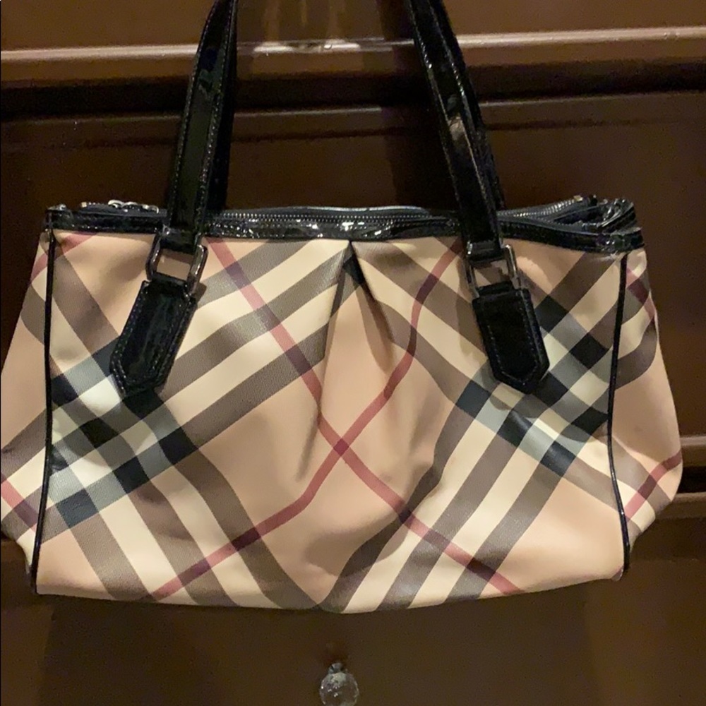 Beautiful daily use Burberry shoulder bag 🕶